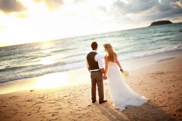 Koh Tao post wedding photo shooting with gorgeous sunset on Sairee beach