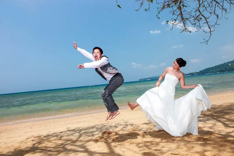 funny pre-wedding couple on Koh Tao, Ao Leuk beach