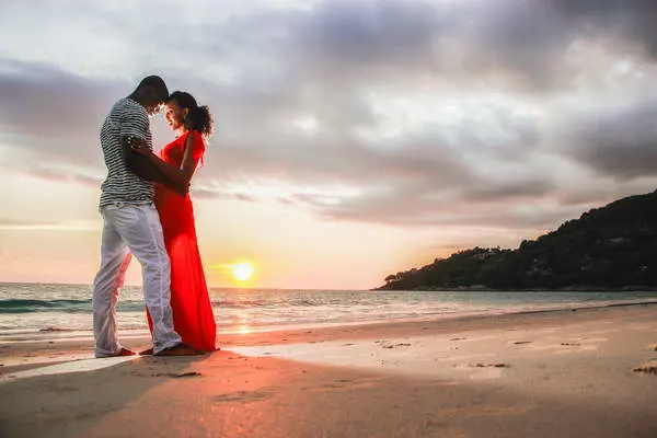 Koh Tao honeymoon couple with a stunning sunset in the background 