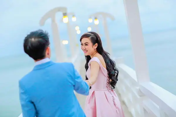 pre-wedding photo shooting with a stunning background by kohtaophotographer.com